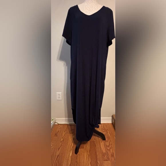 Elegant Black Sleeveless Dress - Picture 2 of 7